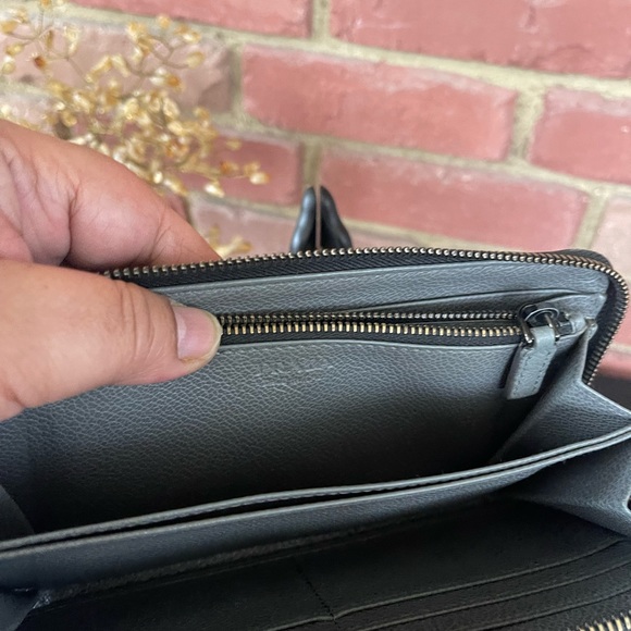 🔥 AUTHENTIC 🔥PRADA 🔥ROUND ZIPPER LONG WALLET. - Picture 5 of 6